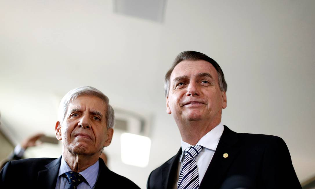 General Heleno e Jair Bolsonaro em foto feita de baixo