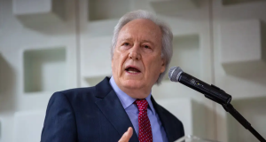 ministro Ricardo Lewandowski falando em microfone, sério, olhando para o lado