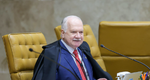 ministro Edson Fachin, presidente do Supremo Tribunal Federal (STF), rindo, sem olhar para a câmera