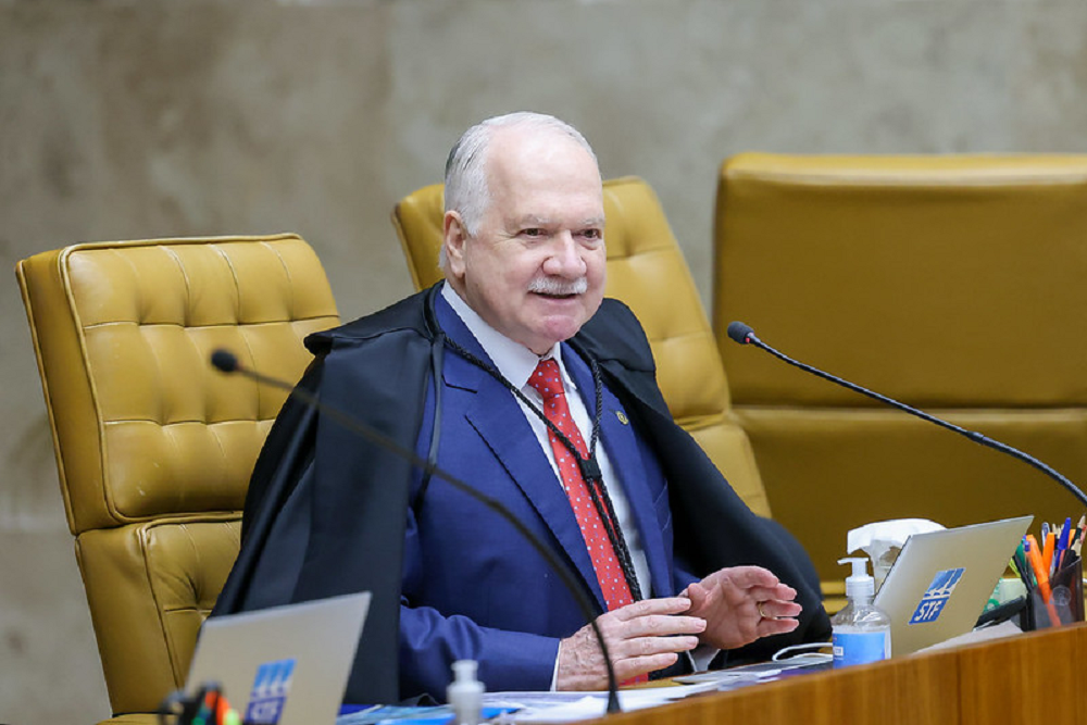 ministro Edson Fachin, presidente do Supremo Tribunal Federal (STF), rindo, sem olhar para a câmera