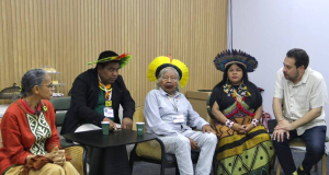 Os ministros Guilherme Boulos (Secretaria-Geral), Marina Silva (Meio Ambiente) e Sonia Guajajara (Povos Indígenas) com o cacique Raoni Mẽtyktire na zona azul da COP30