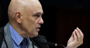 O ministro Alexandre de Moraes, do STF, em close, de perfil, falando e gesticulando, sério