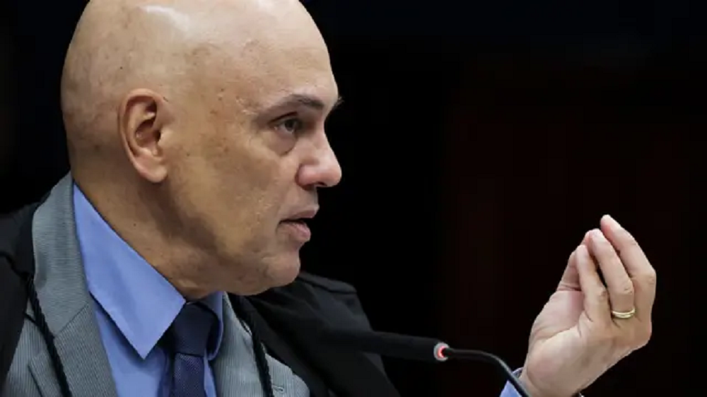 O ministro Alexandre de Moraes, do STF, em close, de perfil, falando e gesticulando, sério