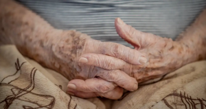 mãos de idosa unidas