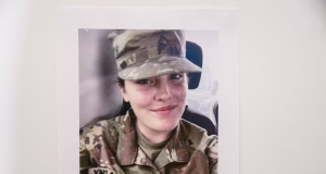 A militar da Guarda Nacional Sarah Beckstrom com sorriso tímido no centro de montagem