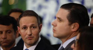 O presidente da Câmara dos Deputados, Hugo Motta (Republicanos-PB), e Guilherme Derrite (PP-SP) sérios, lado a lado