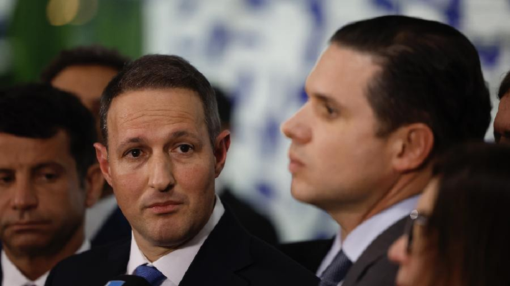 O presidente da Câmara dos Deputados, Hugo Motta (Republicanos-PB), e Guilherme Derrite (PP-SP) sérios, lado a lado