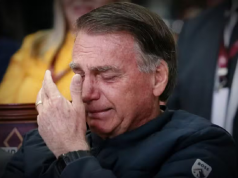 Ex-presidente Jair Bolsonaro chorando com mão próxima ao rosto