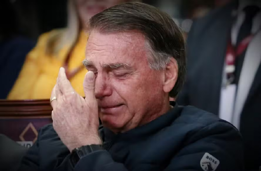 Ex-presidente Jair Bolsonaro chorando com mão próxima ao rosto