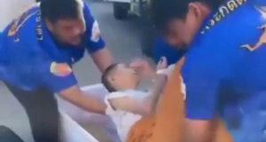 Chonthirot Sakulkoo sendo resgatada de caixão por dois homens