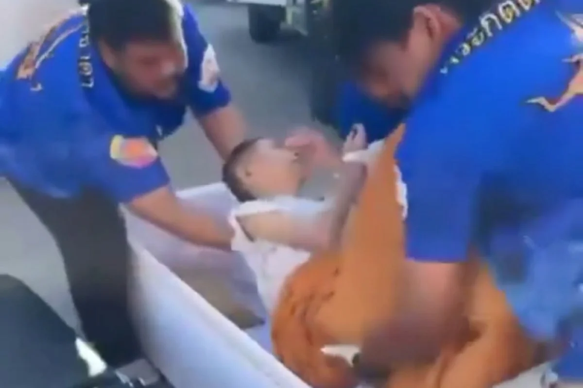 Chonthirot Sakulkoo sendo resgatada de caixão por dois homens