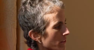 Tatiana Schlossberg em foto atual, de perfil