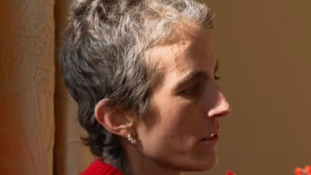 Tatiana Schlossberg em foto atual, de perfil