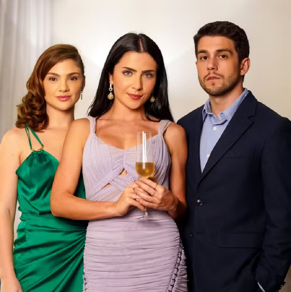 Débora Ozório, Jade Picon e Daniel Rangel, de 'Tudo por uma segunda chance', posando para a foto, sérios