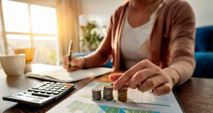 Mulher sem aparecer o rosto, pegando em moedas e escrevendo