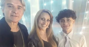 João Gonçalves, Angélica da Silva e Vitor da Silva, lado a lado, sorrindo para a câmera