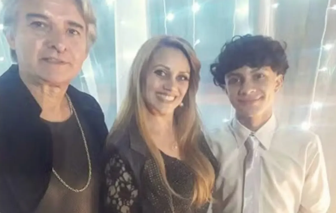 João Gonçalves, Angélica da Silva e Vitor da Silva, lado a lado, sorrindo para a câmera