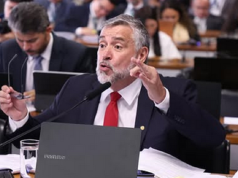 O deputado Paulo Pimenta (PT-RS) falando e gesticulando sem olhar para a câmera, sério