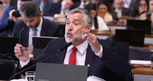 O deputado Paulo Pimenta (PT-RS) falando e gesticulando sem olhar para a câmera, sério