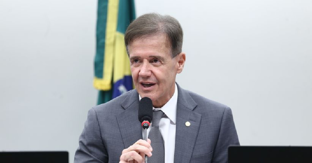 Aluísio Mendes (Republicanos-MA) falando em microfone, sem olhar para a câmera