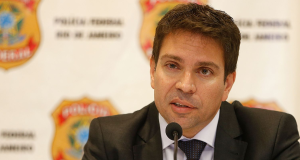 deputado Alexandre Ramagem (PL) sério, falando em microfone