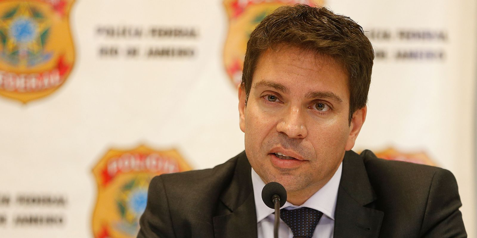 deputado Alexandre Ramagem (PL) sério, falando em microfone