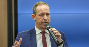 O Presidente da Agência Brasileira de Desenvolvimento Industrial (ABDI) Ricardo Cappelli falando em microfone, sério