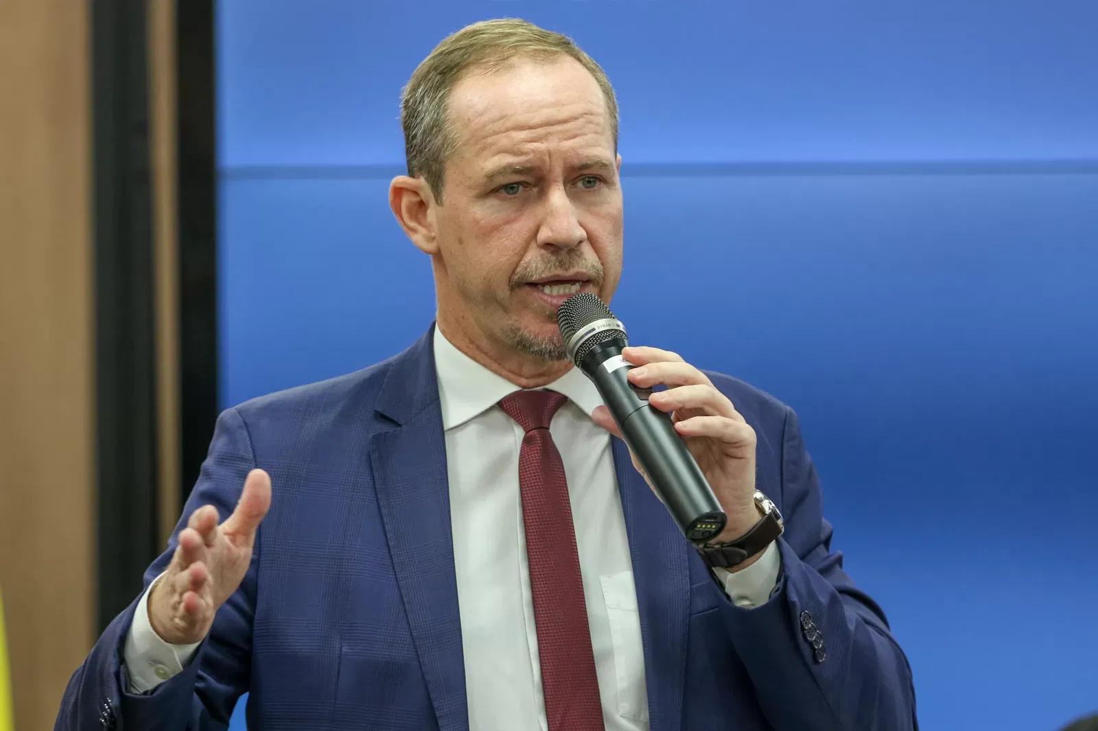 O Presidente da Agência Brasileira de Desenvolvimento Industrial (ABDI) Ricardo Cappelli falando em microfone, sério