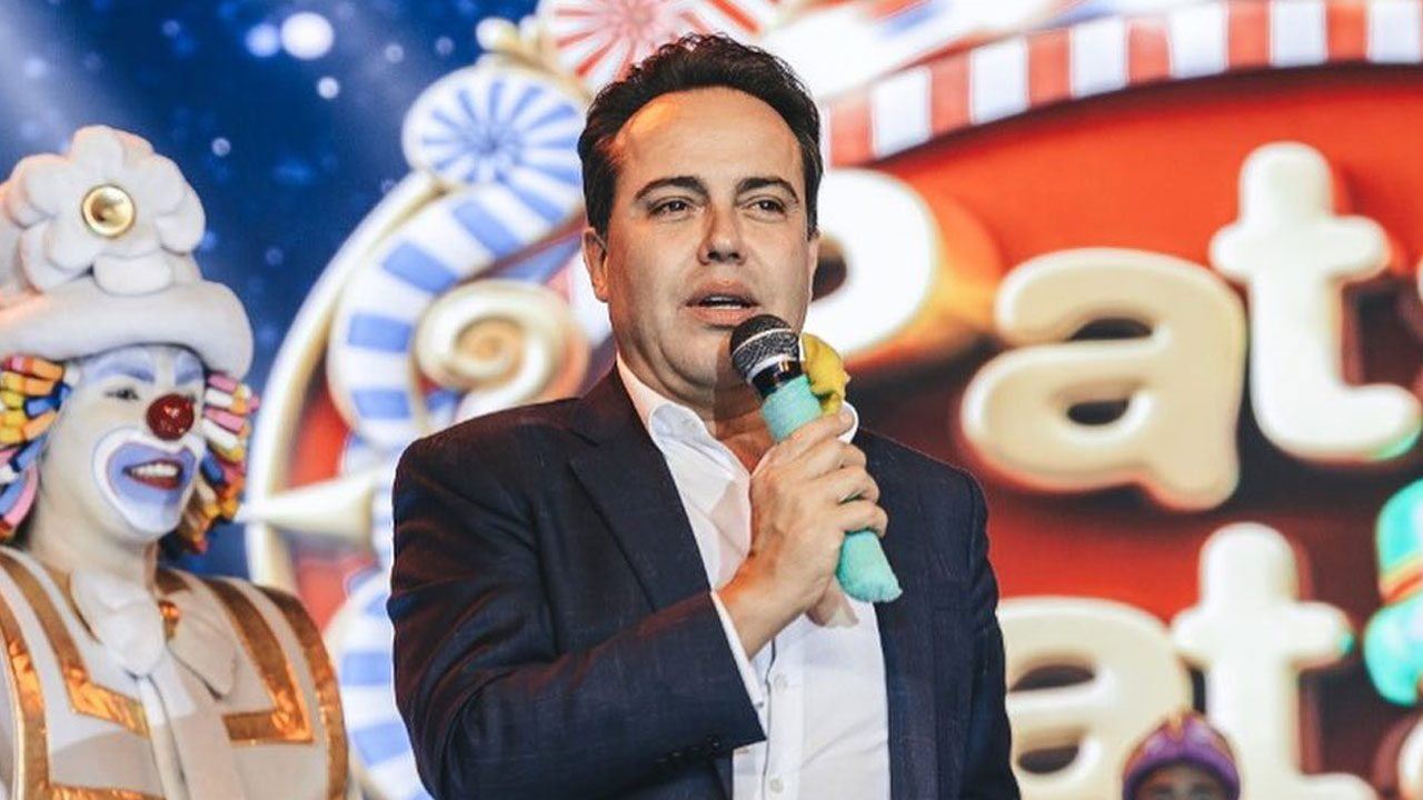 empresário Rinaldi Faria falando em microfone, sério