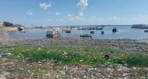 Lixo na orla da Manaus Moderna
