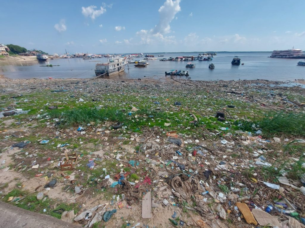 Lixo na orla da Manaus Moderna