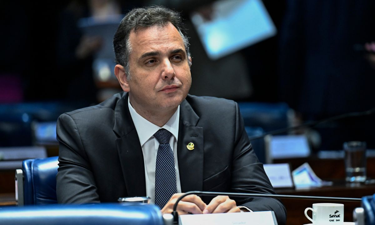 ex-presidente do Senado, Rodrigo Pacheco, sério, sentado, sem olhar para a câmera