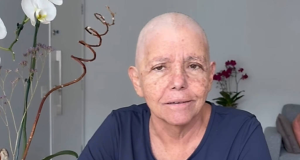 A deputada federal e ex-governadora do Maranhão Roseana Sarney (MDB) de camiseta azul marinho, olhando para a câmera, séria