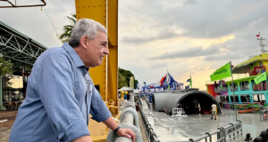 Prefeito Sebastião Melo (MDB) em Belém, em pé, de perfil, sorrindo