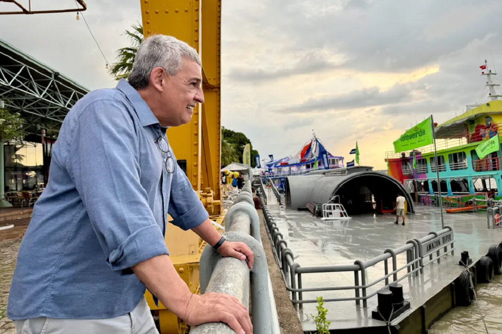 Prefeito Sebastião Melo (MDB) em Belém, em pé, de perfil, sorrindo