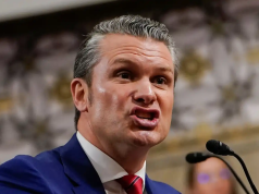 O Secretário de Defesa dos EUA, Pete Hegseth, falando, com raiva, sem olhar para a câmera
