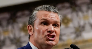 O Secretário de Defesa dos EUA, Pete Hegseth, falando, com raiva, sem olhar para a câmera