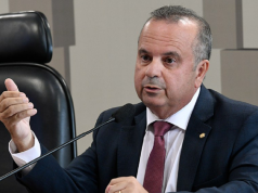 senador Rogério Marinho (PL-RN) falando, sério