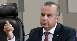 senador Rogério Marinho (PL-RN) falando, sério