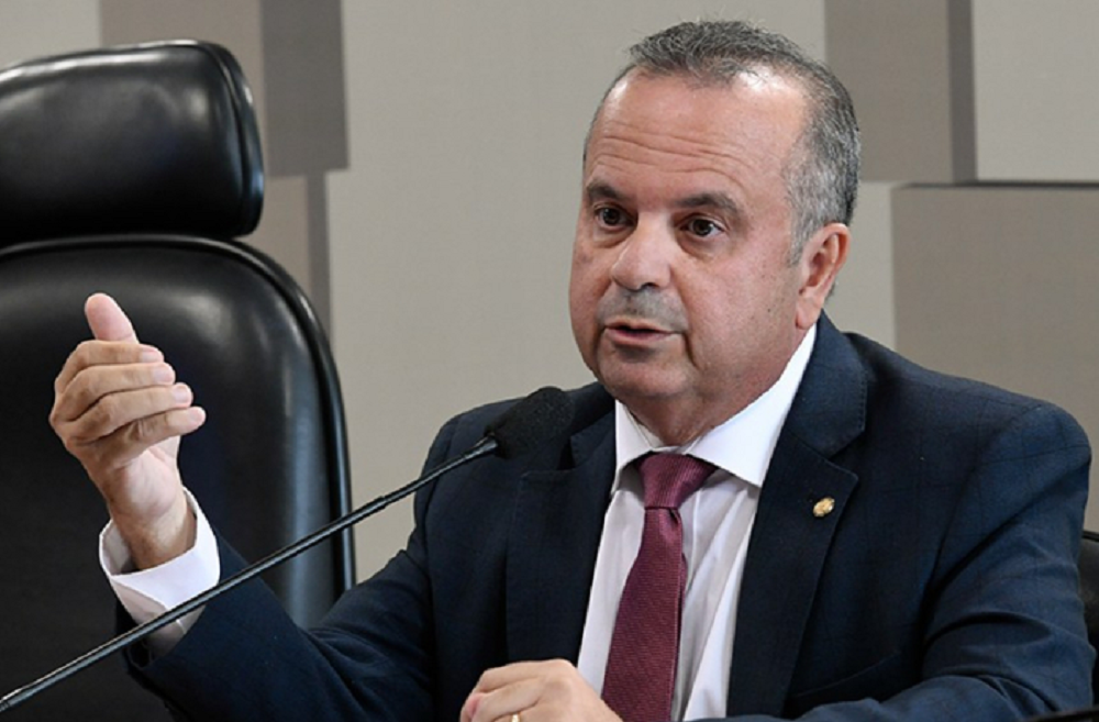 senador Rogério Marinho (PL-RN) falando, sério