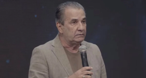 O pastor Silas Malafaia sério, segurando microfone, sem olhar para a câmera