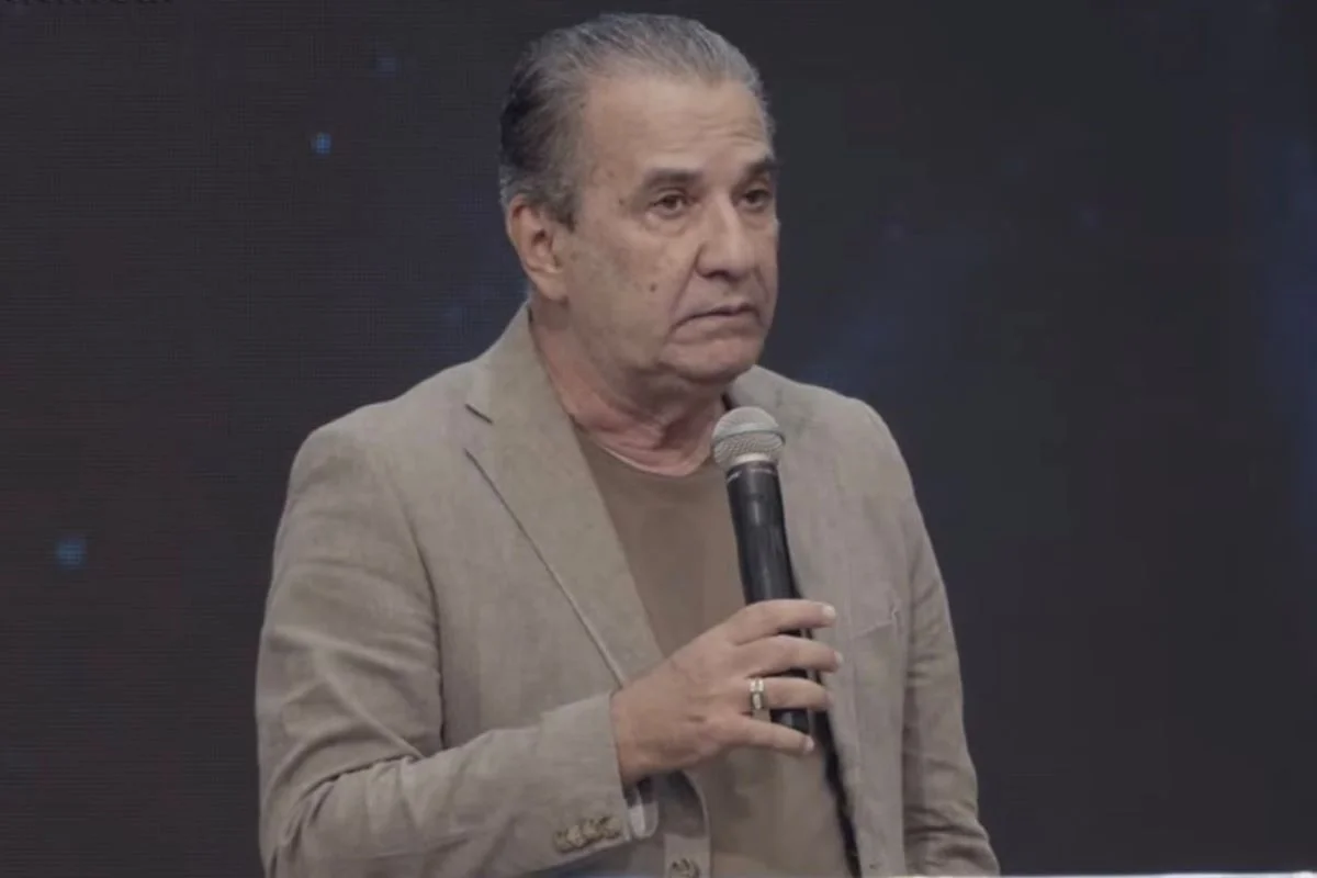 O pastor Silas Malafaia sério, segurando microfone, sem olhar para a câmera