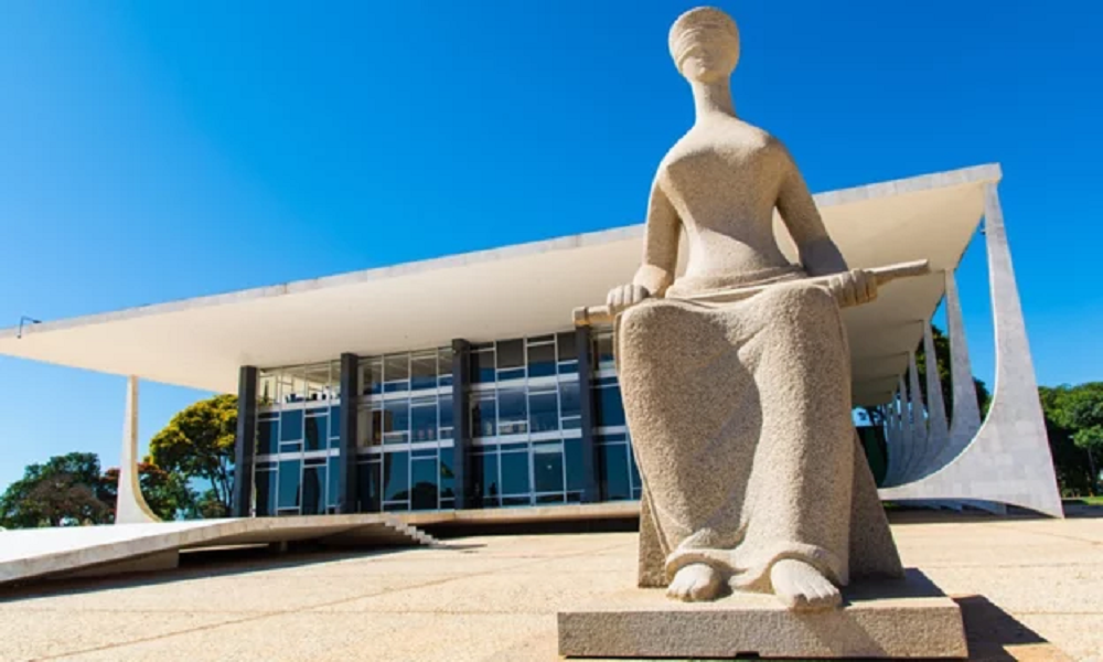 STF em dia de céu azul