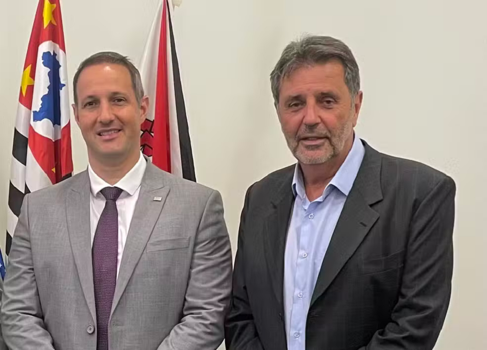 Guilherme Derrite e o delegado Osvaldo Nico Gonçalves em pé lado a lado, olhando para a câmera