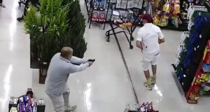 Imagem extraída de vídeo registra momento em que o agente penitenciário atira contra vizinho