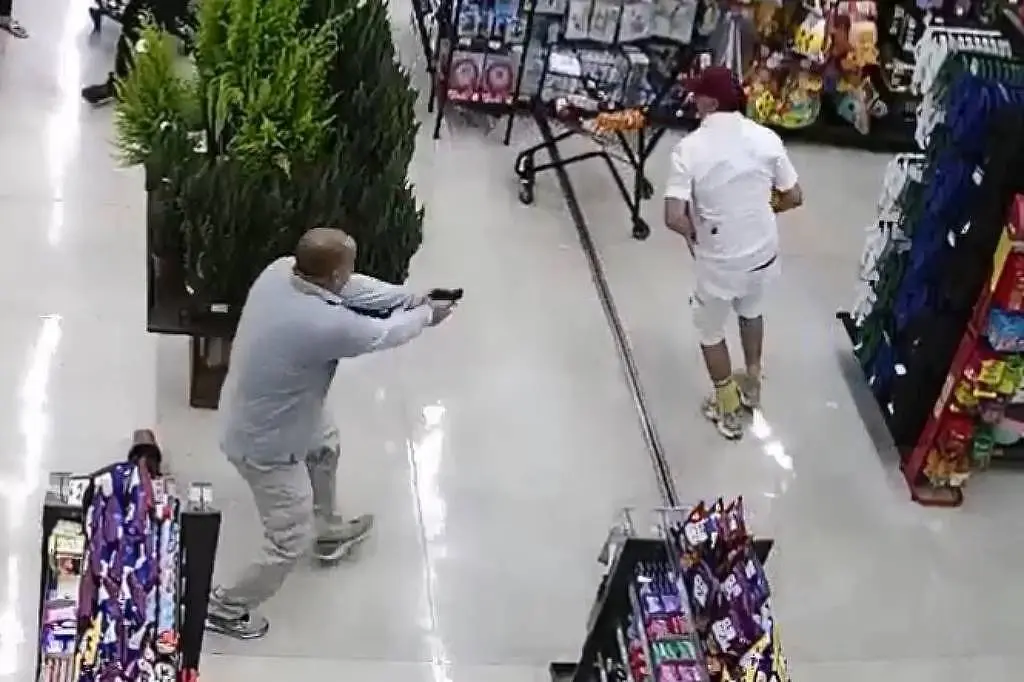 Imagem extraída de vídeo registra momento em que o agente penitenciário atira contra vizinho