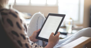 Mulher sentada com tablet na mão