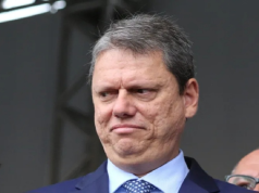 Tarcísio de Freitas olhando para o lado e com vontade de rir