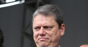 Tarcísio de Freitas olhando para o lado e com vontade de rir