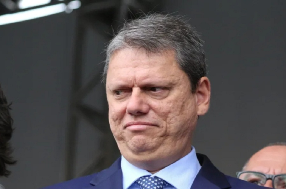 Tarcísio de Freitas olhando para o lado e com vontade de rir